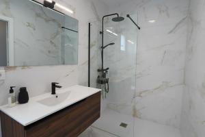 uma casa de banho com um lavatório e um chuveiro em Apartamento Estrella Sol em Cartaya