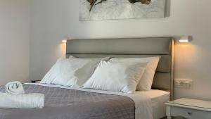 Vuode tai vuoteita majoituspaikassa Hermoso Luxury Suites