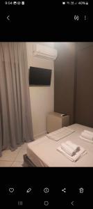 - une chambre avec un lit et 2 serviettes dans l'établissement IRENE APARTMENT, à Alexandroúpolis