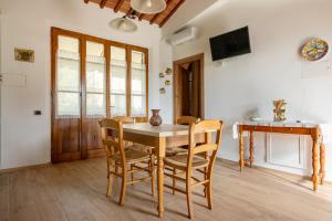 A television and/or entertainment centre at ASSO DI PICCHE Még 25 kép