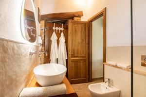 ein Badezimmer mit einem weißen Waschbecken und einem WC in der Unterkunft ASSO DI PICCHE in Siena