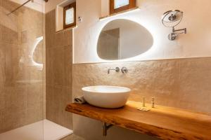 ein Badezimmer mit einem weißen Waschbecken und einem Spiegel in der Unterkunft ASSO DI PICCHE in Siena