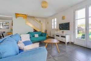 sala de estar con sofá azul y mesa en Le Pavillon Émeraude Chantilly - Parc Astérix - RER D Direct Paris - idéal JO, en Coye-la-Forêt
