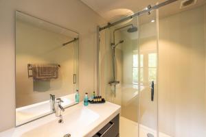 een badkamer met een wastafel en een douche bij Leyselebeke Castle in Brugge