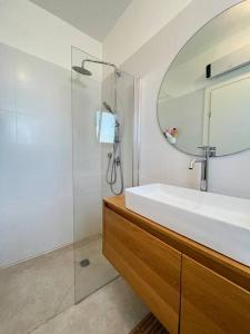 a bathroom with a sink and a mirror at בין הים לכרמל in Tirat Karmel
