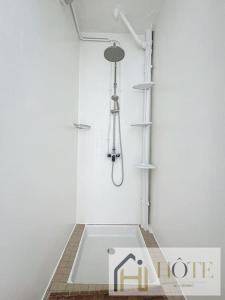 a bathroom with a bath tub with a shower at Digue de Mer - Appt Vue Mer, 2 Chambres in Bray-Dunes