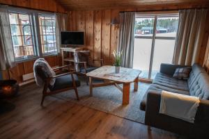 Hytter Dombås في دومباس: غرفة معيشة مع أريكة وطاولة