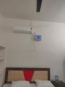 een kamer met airconditioning aan de muur bij Manglam house in Ayodhya