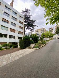 an empty street in front of a building at Lovely Flat 4 peoples in Saint-Cloud