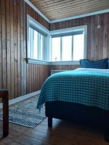 een slaapkamer met een groen bed en een raam bij Guesthouse Nýp in Nýp