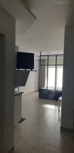um quarto vazio com duas janelas num edifício em Studio In sky el Gandoul compound em Hurghada