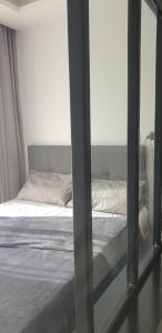 uma cama num quarto com um espelho em Studio In sky el Gandoul compound em Hurghada