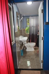 uma casa de banho com um WC e um lavatório em Do Dee Cafe Bangkok Hostel em Banguecoque