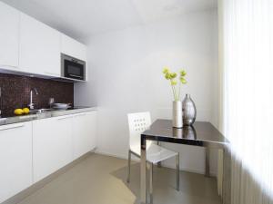 een keuken met een eettafel en een aanrecht bij VISIONAPARTMENTS Zweierstrasse - contactless check-in in Zürich