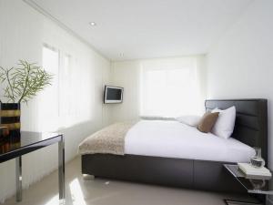 Tempat tidur dalam kamar di VISIONAPARTMENTS Zweierstrasse - contactless check-in