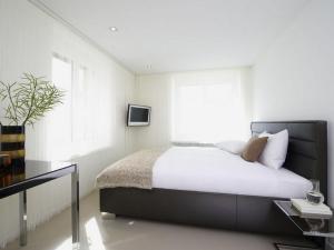 een slaapkamer met een groot bed en een raam bij VISIONAPARTMENTS Zweierstrasse - contactless check-in in Zürich