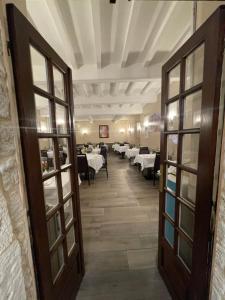 Foto sihtkohas Souillac asuva majutusasutuse Logis Hôtel Restaurant La Vieille Auberge, Art and Gallery galeriist