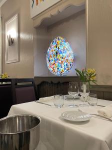Foto sihtkohas Souillac asuva majutusasutuse Logis Hôtel Restaurant La Vieille Auberge, Art and Gallery galeriist