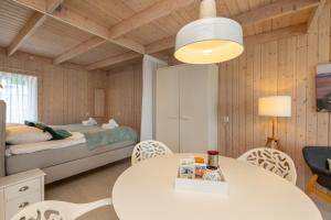 sypialnia z łóżkiem, stołem i krzesłami w obiekcie Molenweg 27a w mieście Zoutelande