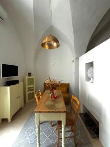 奧斯圖尼的住宿－La Dimora dei Mille，一间带桌子和椅子的用餐室