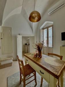 奧斯圖尼的住宿－La Dimora dei Mille，一间带木桌和椅子的用餐室