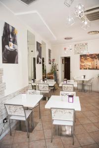 restauracja ze stołami i krzesłami w pokoju w obiekcie Il Ragno D`Oro w mieście Rho