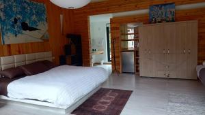 una camera con letto e parete in legno di Casa Libelula a El Chuscal