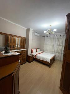 1 dormitorio con 1 cama y lavamanos. en LuxurySeaview Apartment en Durrës
