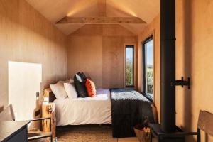 una camera con un letto e una grande finestra di Bogee Farm a Padstow