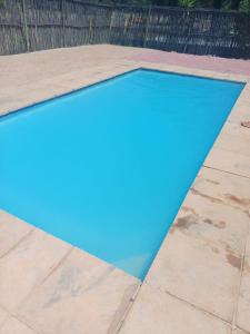 una piscina con agua azul en el medio en Biko's Villa, en Hekpoort