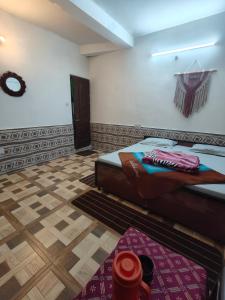 une chambre avec un lit dans l'angle d'une pièce dans l'établissement Parbati Headquarters, à Kasol