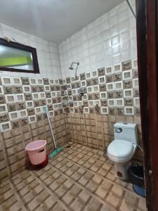 La salle de bains est pourvue de toilettes et d'un seau. dans l'établissement Parbati Headquarters, à Kasol