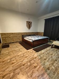 Pokój z łóżkiem na drewnianej podłodze w obiekcie Parbati Headquarters w mieście Kasol