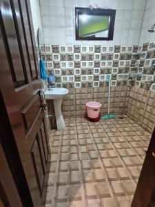La salle de bains est pourvue de toilettes et d'un lavabo. dans l'établissement Parbati Headquarters, à Kasol