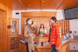 a man and a woman standing in a shop at Ad Laca in See