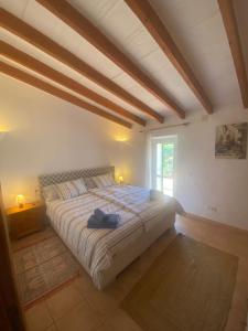 - une chambre avec un grand lit dans une pièce dotée d'une fenêtre dans l'établissement Finca Na Moreta, à Felanitx 27 autres photos