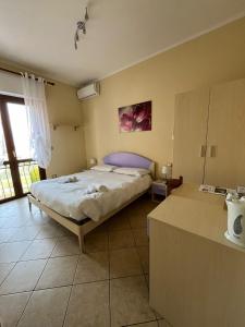 een slaapkamer met een groot bed in een kamer bij B&B Garzola in Ossuccio