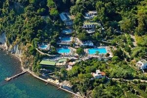 eine Luftansicht eines Resorts neben dem Wasser in der Unterkunft Il Vicoletto sul Mare in Ischia