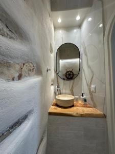 a bathroom with a sink and a mirror at Porto de calma in Naousa