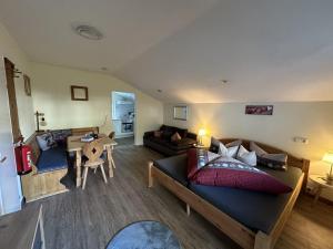 ビーバーヴィアーにあるHaus Alpenruhの大きなベッドとリビングルームが備わる客室です。