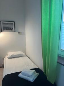 um quarto com duas camas e uma cortina verde em Villa Plazowa 6 em Rewa