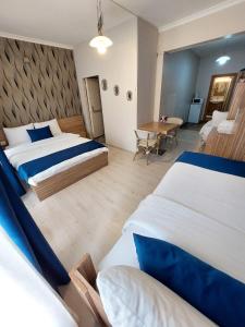 イスタンブールにあるAslan Home Apartのベッド2台とテーブルが備わるホテルルームです。