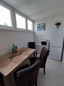 uma cozinha com uma mesa e cadeiras e um frigorífico em Agram Dreams em Zagreb