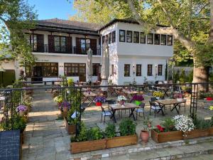 un patio con mesas y sillas y un edificio en Αρχοντικό Πορταριάς en Portariá