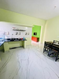 un soggiorno con pavimento in marmo e tavolo di Royal Guest House a Chikmagalūr