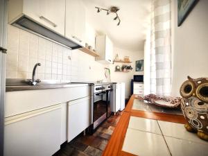 O bucătărie sau chicinetă la Arborea Studio Apartment