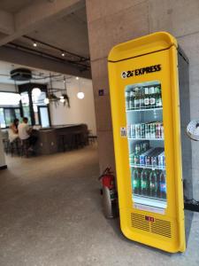 un distributore automatico di bevande giallo in una stanza di Studio de cobertura perto da av. Paulista a San Paolo