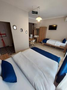 イスタンブールにあるAslan Home Apartのベッドルーム1室(白い大型ベッド1台付)
