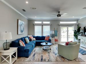 sala de estar con sofá azul y mesa en Blue Heron Nest, en St. Augustine