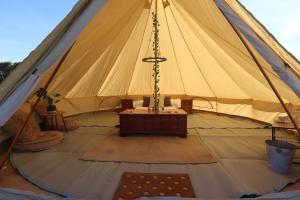 ein großes Zelt mit einem Tisch in der Mitte in der Unterkunft Rescorla Retreats- Poldark in Mevagissey
